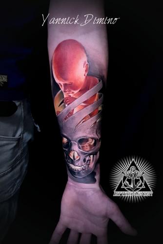 tatouage-bebe-foetus-crane-realiste-couleur