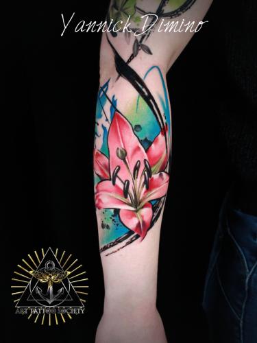 tatouage-bras-fleur-lys-couleur-aquarelle