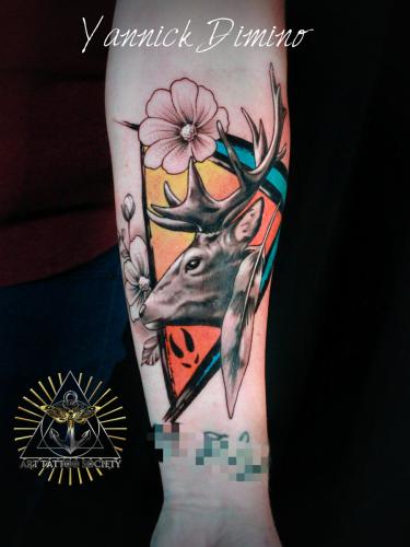 tatouage-cerf-plume-fleur-couleur