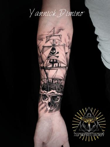 tatouage-crane-bateau-pirate-realiste