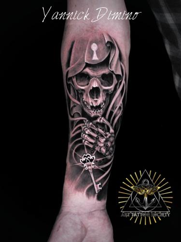 tatouage-crane-faucheuse-clef-cle-realiste