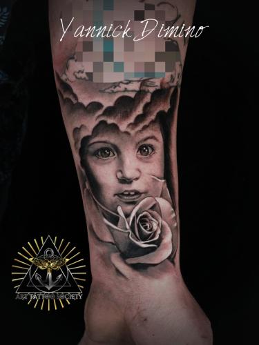tatouage-deuil-portrait-enfant-realiste-rose-nuage