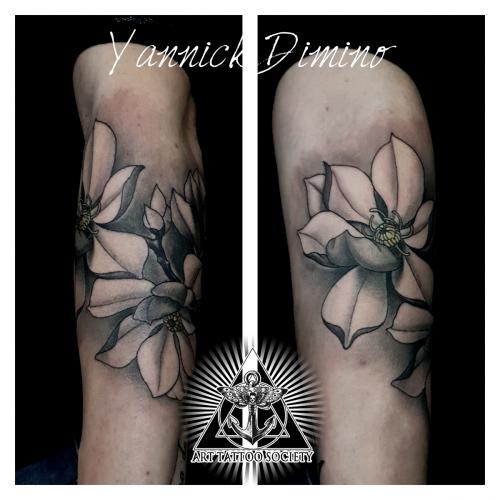 tatouage-fleur-magnolia-realiste