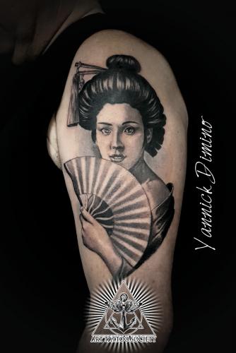 tatouage-geisha-noir-et-gris-realiste
