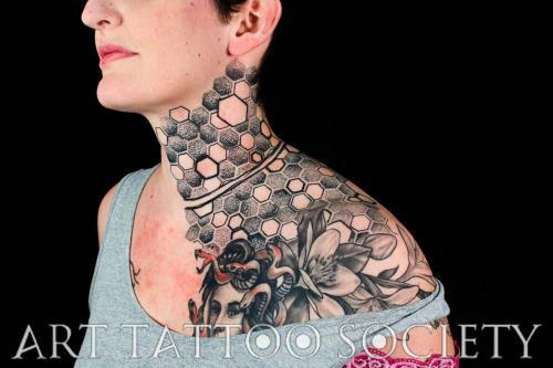 tatouage-hexagones-geometrique-cou
