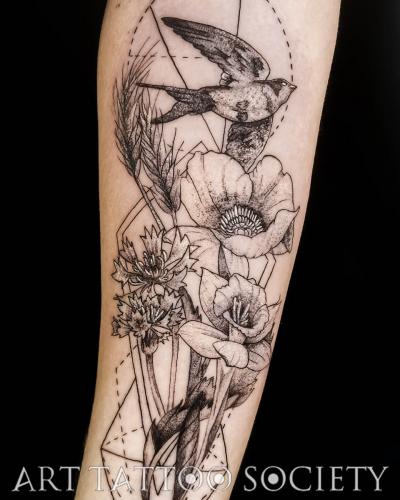 tatouage-hrondelle-fleurs-whip-shading