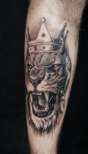 tatouage-lion-avec-couronne-sur-jambre-realiste