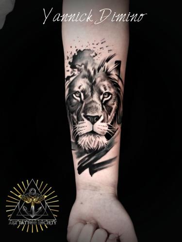 tatouage-lion-realiste-aquarelle-bras