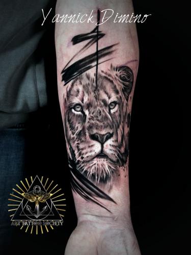 tatouage-lion-realiste-portrait