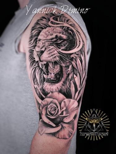 tatouage-lion-rose-realiste-bras