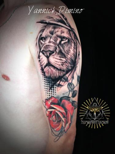 tatouage-lion-rose-realiste