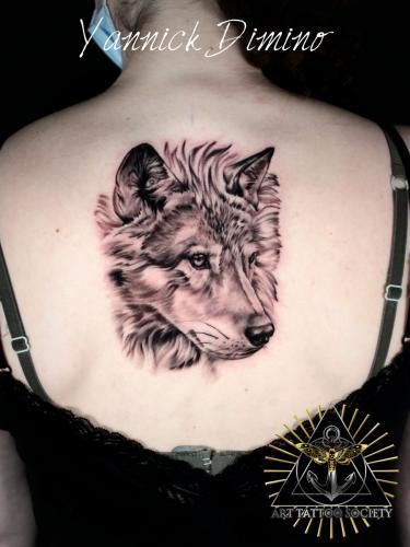 tatouage-loup-realiste-portrait
