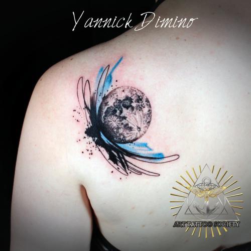 tatouage-lune-dotwork-aquarelle-realiste