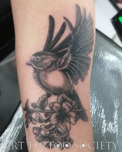 tatouage-oiseau-noir-et-gris