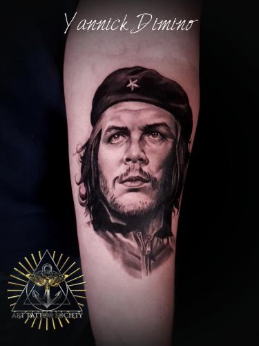 tatouage-portrait-che-guevara-realiste-noir-et-gris
