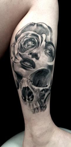 tatouage-portrait-crane-rose-realiste