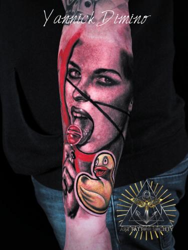 tatouage-portrait-femme-canard-sextoy-realiste