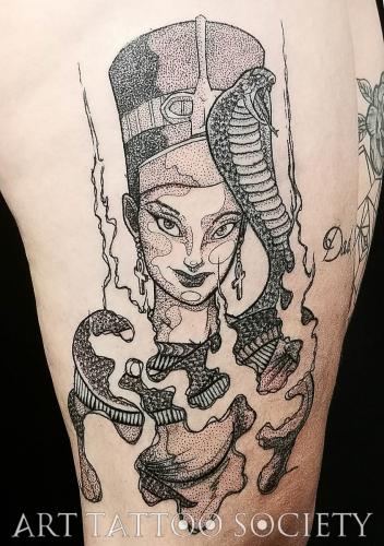 tatouage-reine-egypte-cobra-dotwork