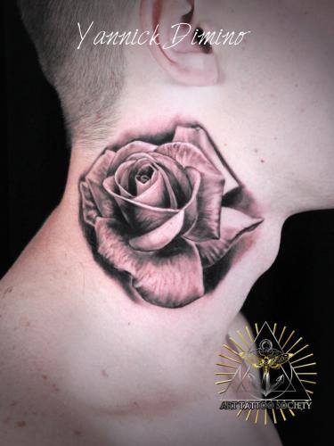 tatouage-rose-cou-realiste
