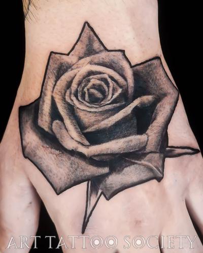 tatouage-rose-main-noir-et-gris