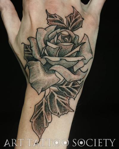 tatouage-rose-main-whip-shading