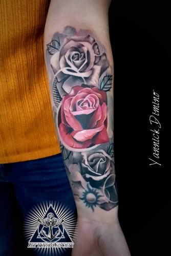 tatouage-roses-noir-et-gris-couleur-realiste-graphique