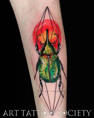 tatouage-scarabee-couleur