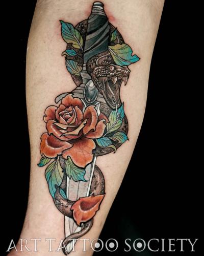 tatouage-serpent-roses