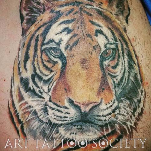 tatouage-tigre-realiste-couleur