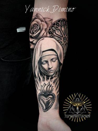 tatouage-vierge-sacre-coeur-vitraux-rose-realiste