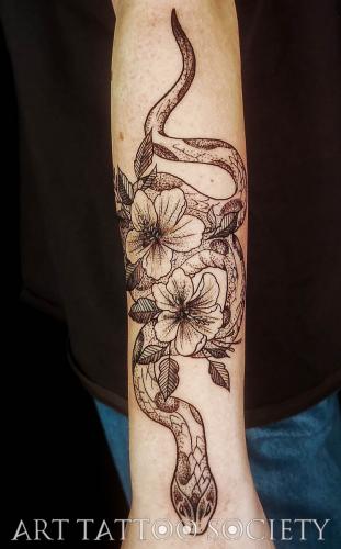 tatouageserpent-fleurs-noir-et-gris